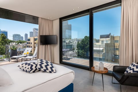 Bed, TV and multimedia, View (from property/room), Balcony/Terrace, Bedroom, City view