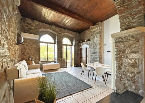 Pietra Azzurra, Newly Renovated Apartment in Corniglia