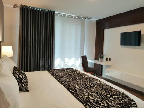 Bed, TV and multimedia, Photo of the whole room, Bedroom