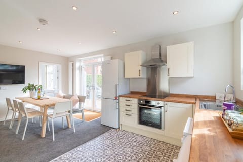 Kitchen or kitchenette, Photo of the whole room, Dining area