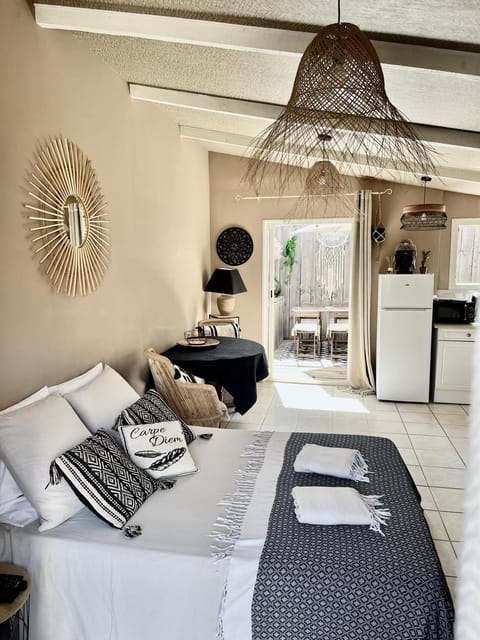 Bed, View (from property/room), Seating area, Dining area, Bedroom