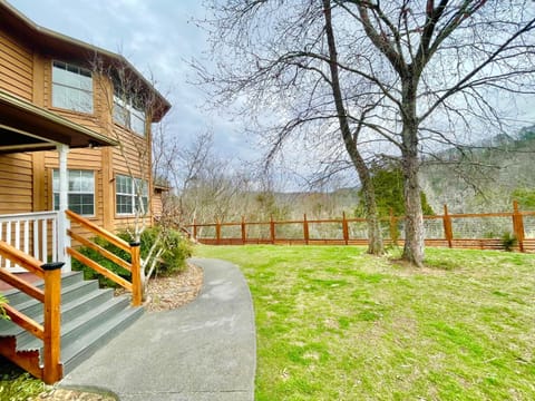 5Bedrooms*4KING BEDS*OUTSTANDING LOCATION*HotTub* House in Pigeon Forge