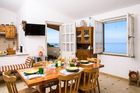 Communal lounge/ TV room, Natural landscape, TV and multimedia, Kitchen or kitchenette, Living room, Food and drinks, Seating area, Dining area, Evening entertainment, Sea view, Breakfast, Drinks