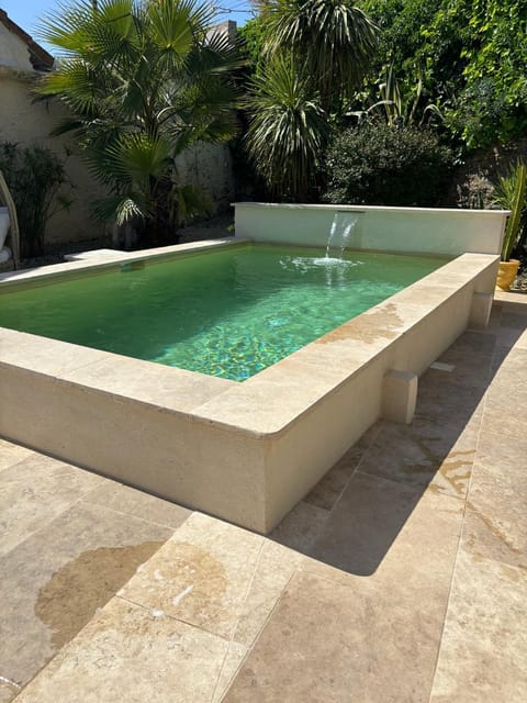 un petit coin de paradis avec piscine et parking Bed and Breakfast in Villeneuve-lès-Avignon