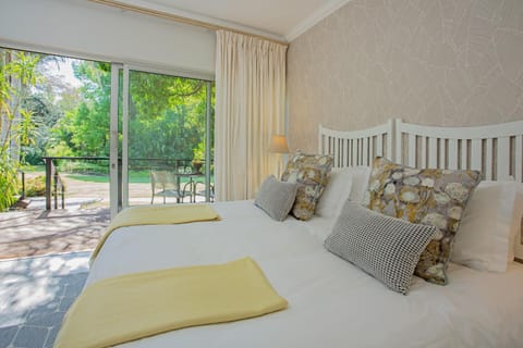 Bed, Photo of the whole room, Garden view