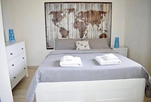 Bed, Bedroom, towels