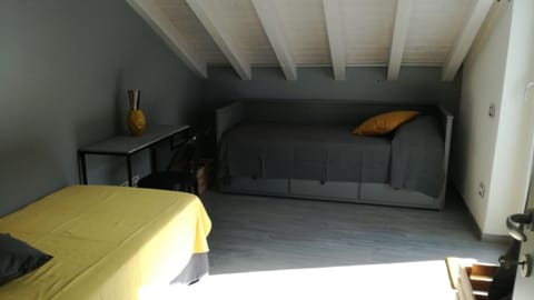 Bed, Living room, Photo of the whole room, Seating area