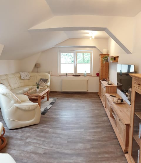 Photo of the whole room, Decorative detail