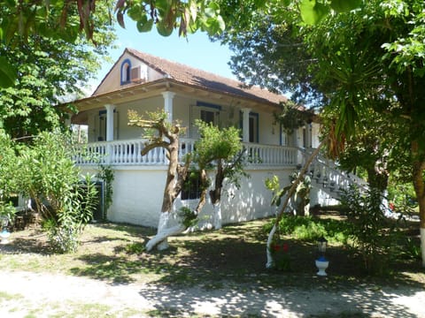 Property building, Day, Garden, Garden view