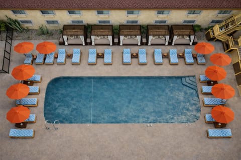 Property building, Pool view, Swimming pool, Swimming pool, sunbed