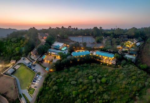 Property building, Nearby landmark, Day, Neighbourhood, Natural landscape, Bird's eye view, Mountain view, Pool view, Swimming pool, Sunrise, Sunset, Parking
