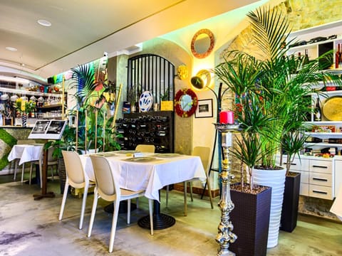 Restaurant/places to eat, Kitchen or kitchenette, Lounge or bar, Food and drinks, Other, Other, Other, Food, Alcoholic drinks, Non alcoholic drinks, minibar