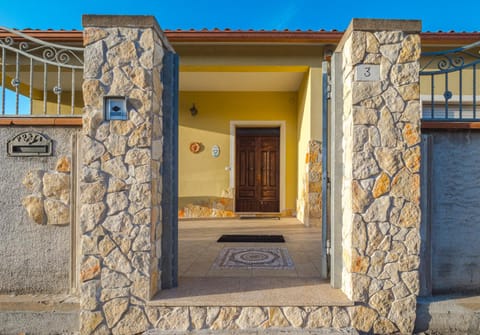 Property building, Facade/entrance, Off site