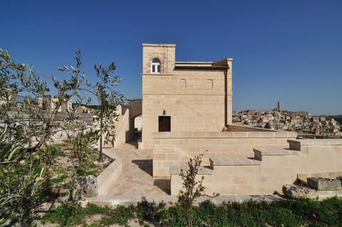 Property building, Nearby landmark, Garden, Landmark view