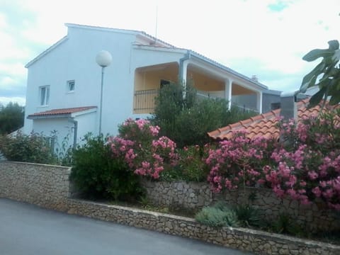 Facade/entrance, Off site