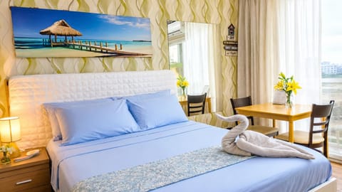 Bed, Living room, Photo of the whole room, Decorative detail, Bedroom