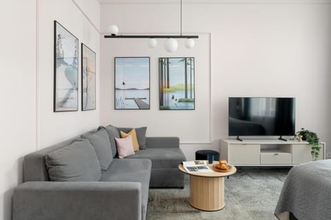 TV and multimedia, Living room, Seating area, Evening entertainment