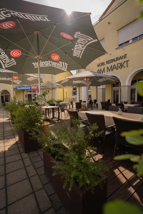 Restaurant/places to eat, Balcony/Terrace