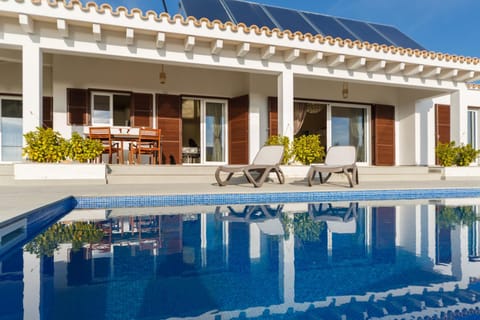 Property building, Patio, Facade/entrance, Off site, Day, Summer, Swimming pool, sunbed