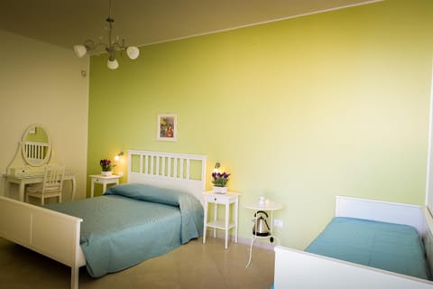 Nearby landmark, Facade/entrance, Spring, Day, Night, Natural landscape, Winter, Summer, Fishing, Garden, Snorkeling, Balcony/Terrace, Decorative detail, Floor plan, Beach, Beach, Hiking, Cycling, Diving, Communal kitchen, Autumn, On site, Garden view, Drinks, Non alcoholic drinks, Seasons, Time of day, Sunrise, Sunset, children, young children, older children, group of guests, Family