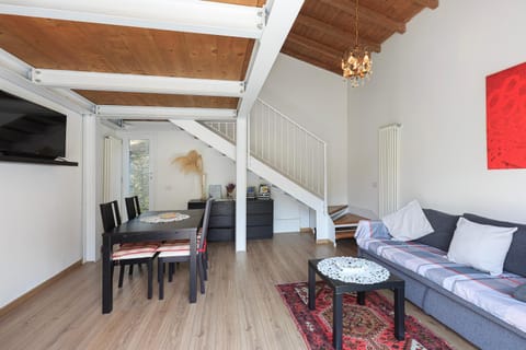 TV and multimedia, Living room, Seating area, Dining area