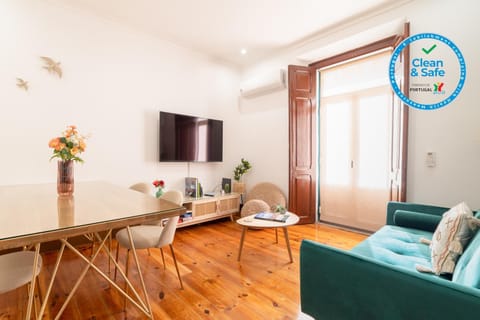 Communal lounge/ TV room, TV and multimedia, Living room, Seating area, Dining area