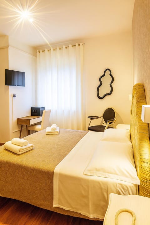 Bed, TV and multimedia, Photo of the whole room, Bedroom, towels