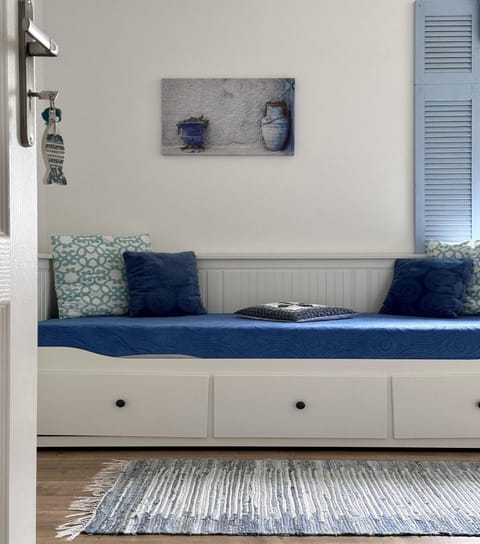 Property building, Patio, Bed, Living room, Photo of the whole room, Seating area, Bedroom, Pets, Parking, pet friendly