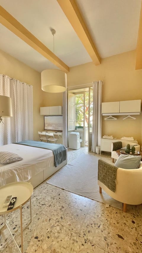 Bed, TV and multimedia, Photo of the whole room, Seating area, Bedroom, City view