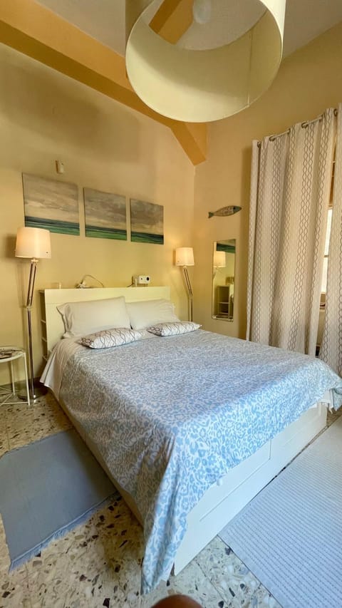 Bed, TV and multimedia, Photo of the whole room, Decorative detail, Bedroom, Inner courtyard view