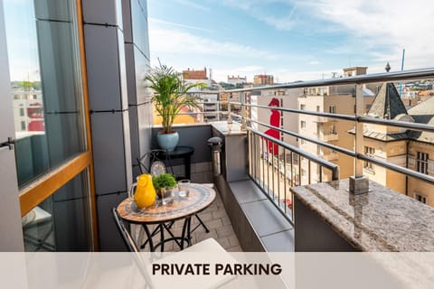 View (from property/room), Balcony/Terrace, City view