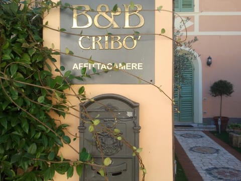 Facade/entrance, Decorative detail
