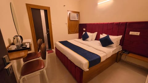 Bed, Photo of the whole room, Bedroom, air conditioner