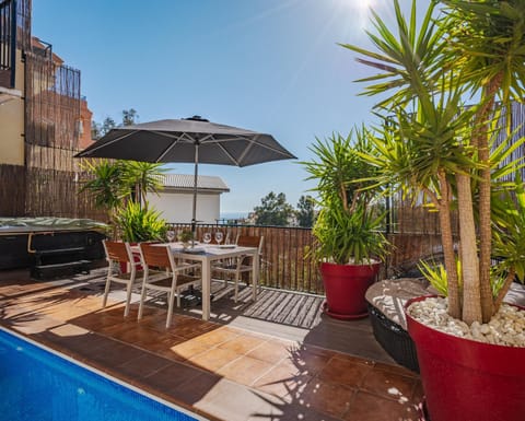 Shower, Property building, Patio, Day, Summer, Children play ground, View (from property/room), Balcony/Terrace, Balcony/Terrace, Seating area, Dining area, Food, City view, Garden view, Pool view, Sea view, Street view, Swimming pool, Swimming pool, Quiet street view, sunbed