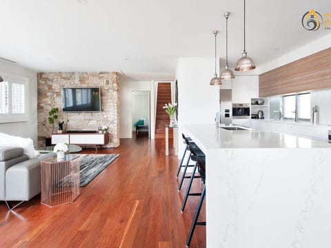 Kitchen or kitchenette, Living room, Seating area