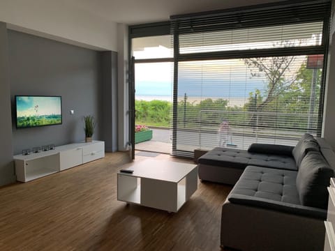 Nearby landmark, Bed, Neighbourhood, Natural landscape, Summer, Living room, Photo of the whole room, Decorative detail, Seating area, On site, Sea view, Sunset, Family