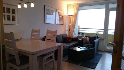 Spring, Day, Natural landscape, Balcony/Terrace, Balcony/Terrace, Living room, Photo of the whole room, Seating area, Dining area, On site