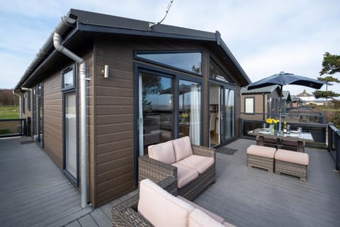 Property building, Patio, Facade/entrance, Balcony/Terrace