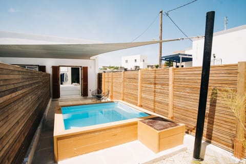 Patio, Day, Hot Tub, Hot Tub, Balcony/Terrace, Inner courtyard view
