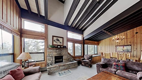 Warm and Cozy 4 Bedroom Condo in Mammoth! Apartment in Mammoth Lakes