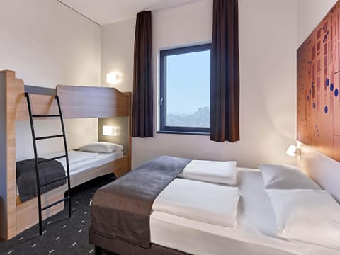 Photo of the whole room, Family