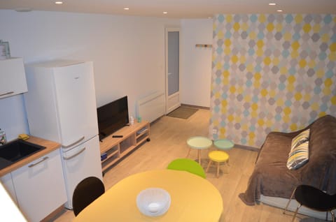 Communal lounge/ TV room, TV and multimedia, Living room, Seating area, Dining area
