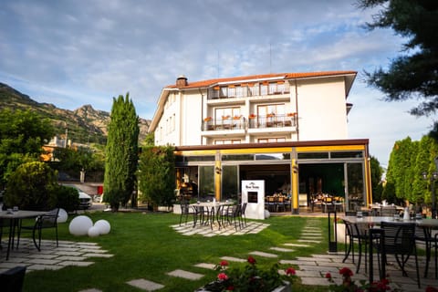 Property building, Day, Natural landscape, Garden, Seating area