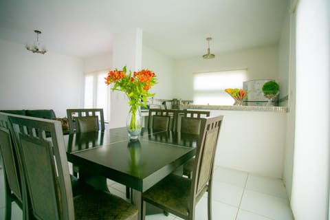 Coffee/tea facilities, Seating area, Dining area