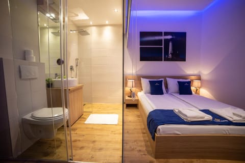 Shower, Toilet, Photo of the whole room