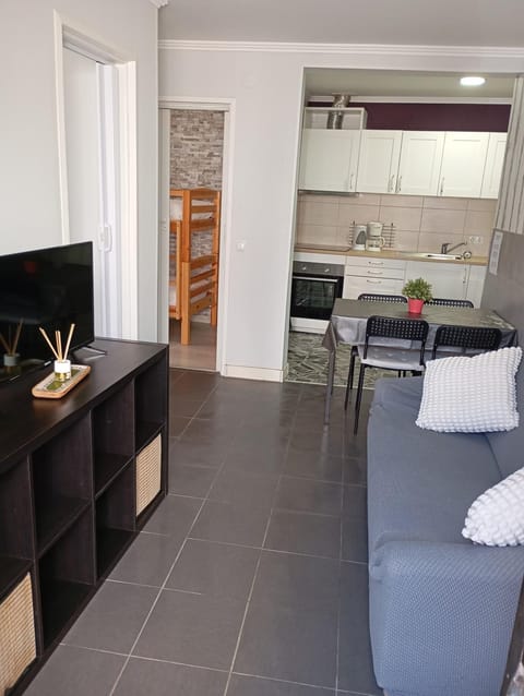TV and multimedia, Kitchen or kitchenette, Living room, Dining area, oven, stove