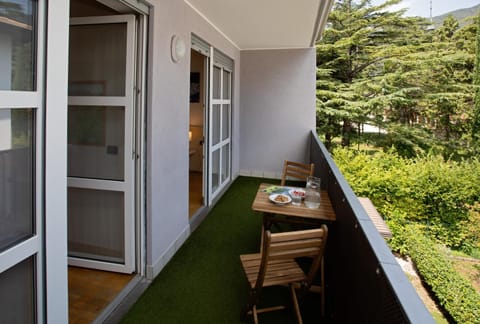 Spring, Day, Natural landscape, Garden, View (from property/room), Balcony/Terrace, Seating area, Dining area, Garden view