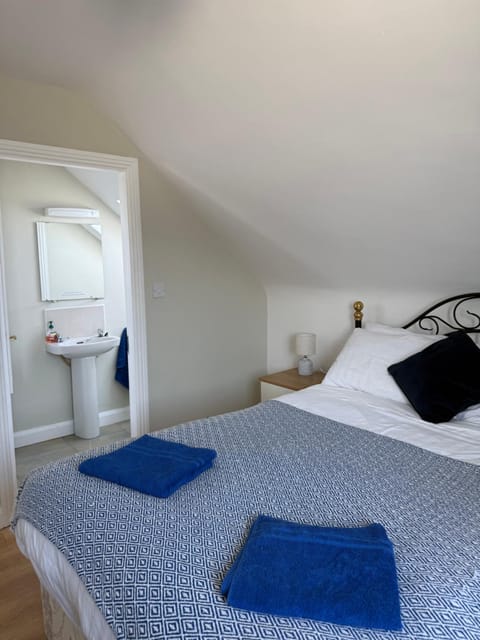 Bed, Bathroom, Bedroom, towels