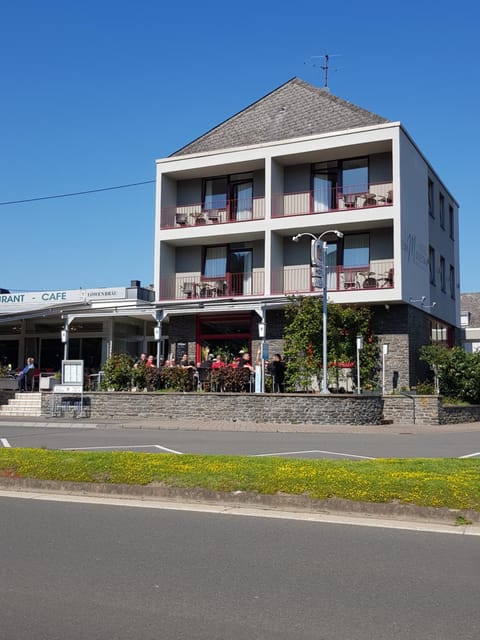 Spring, Property logo or sign, Natural landscape, Garden, Seating area, Dining area, On site, River view