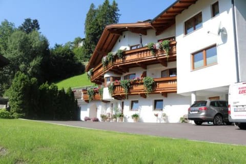 Property building, Garden, Parking